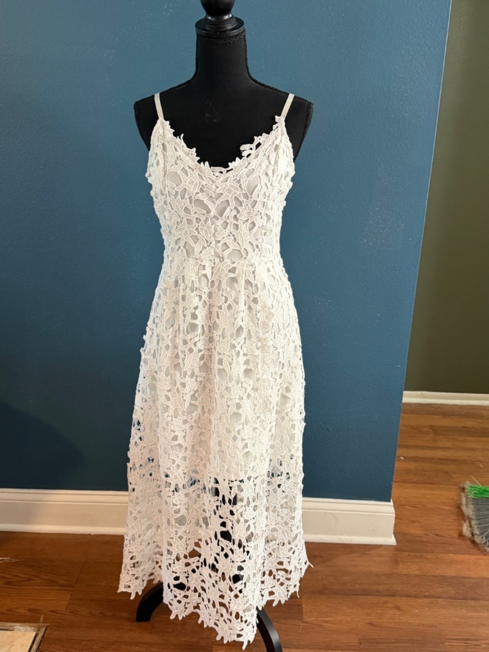 Formal White Lace Dress (M)